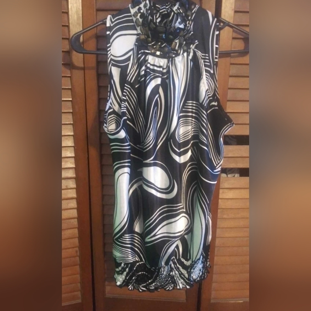 Womens Size Medium Chic Black and White Swirl Sleeveless Tunic With Tied Back.